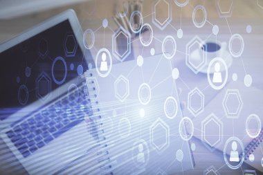 Kadın elinin bilgisayar ve sosyal ağ temalı hologram çizimlerinde çifte pozlama. Halk medyası kavramı.