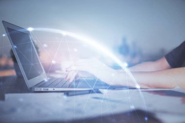 Kadın elinin bilgisayar ve sosyal ağ temalı hologram çizimlerinde çifte pozlama. Halk medyası kavramı.