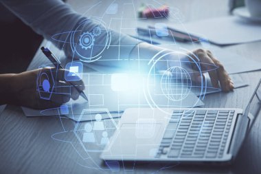 Kadın elinin bilgisayar ve sosyal ağ temalı hologram çizimlerinde çifte pozlama. Halk medyası kavramı.