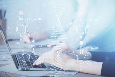 Bilgisayarda yazı yazan ve DNA hologramı çizen bir kadının ellerine iki kez maruz kalmış. Tıp eğitimi kavramı.