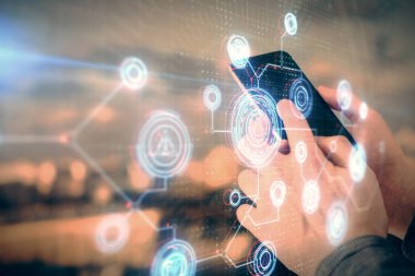 Bir adamın elini tutarken ve dijital bir cihaz ve veri temalı hologram çizimi kullanırken çift pozlama. Teknoloji konsepti.