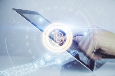 Bir adamın elini tutarken ve telefon ve kripto para birimi engelleme teması kullanırken çift pozlama.