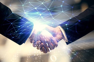 İki kişinin veri temalı hologramı ve el sıkışması. Bilişim endüstrisi konseptinde ortaklık.