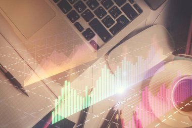 Bilgisayarla arka plan üzerine iki kat mali şema çizimi. Araştırma ve analiz kavramı. Üst görünüm.