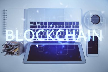 Masaüstü arkaplanındaki bilgisayarın üzerinden engelleme temalı hologram çizimleri. Üst Manzara. Çift pozlama.
