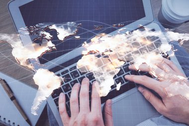 İnsan elinin bilgisayar klavyesi ve iş temalı hologram çiziminin üzerine iki kez yazı yazması. Üst Manzara. Finans piyasası kavramı.
