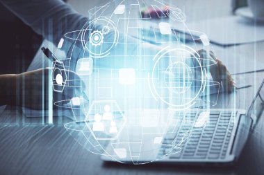 Kadın elinin bilgisayar ve sosyal ağ temalı hologram çizimlerinde çifte pozlama. Halk medyası kavramı.