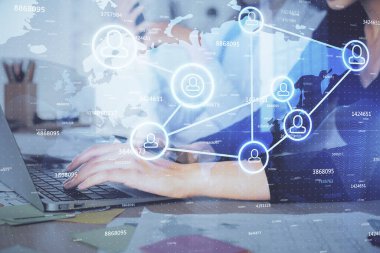 Kadın elinin bilgisayar ve sosyal ağ temalı hologram çizimlerinde çifte pozlama. Halk medyası kavramı.