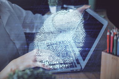 Bilgisayarda yazı yazan ve parmak izi çizimi yapan bir kadının ellerine iki kez maruz kalmış. Güvenlik kavramı.