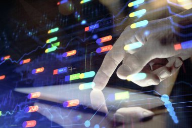 Bir adamın elini tutarken ve dijital bir cihaz ve veri temalı hologram çizimi kullanırken çift pozlama. Teknoloji konsepti.