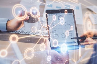 Bir adamın elini tutarken ve telefon ve sosyal ağ teması kullanırken çift pozlama.