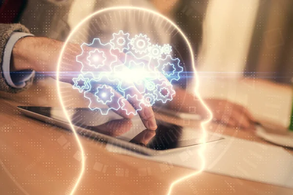 Birlikte Çalışan Kadın Erkeğin Mobil Bir Cihaz Beyin Hologramı Kullanırken — Stok fotoğraf