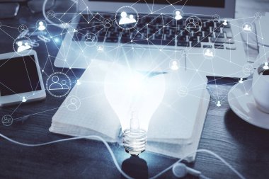 Ampul çizimi ve açık defter arka planlı masa pozu. Fikir kavramı