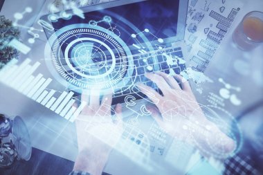 İnsan elinin bilgisayar klavyesi ve iş temalı hologram çiziminin üzerine iki kez yazı yazması. Üst Manzara. Finans piyasası kavramı.