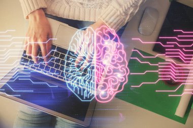 Bilgisayar ve insan beyin hologramı çizimleri üzerinde çalışan bir kadının çifte pozu. Üst Manzara. Ai kavramı.