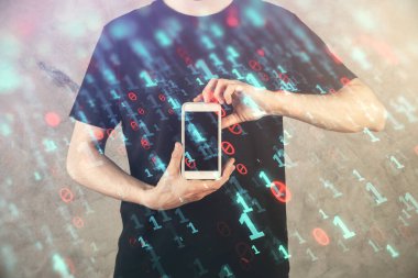 Bir adamın elini tutarken ve dijital bir cihaz ve veri temalı hologram çizimi kullanırken çift pozlama. Teknoloji konsepti.