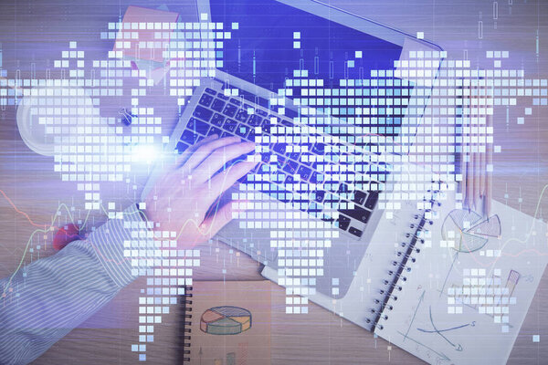 Двойная экспозиция рук человека, печатающих поверх компьютерной клавиатуры и рисунка деловой голограммы. Вид сверху. Концепция финансовых рынков.