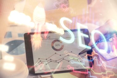 Dijital bir cihaz ve seo çizimi kullanan bir adamın el ele tutuşması. arama optimizasyonu kavramı.