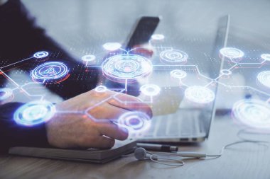 Bir adamın elini tutarken ve telefon ve sosyal ağ teması kullanırken çift pozlama.