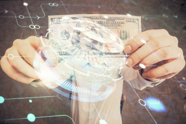 Teknolojinin iki katına çıkması hologram, dolar banknotları ve insan eli. Veri kavramı