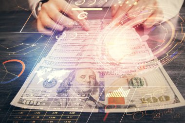 Teknolojinin iki katına çıkması hologram, dolar banknotları ve insan eli. Veri kavramı