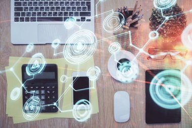 Sosyal ağ temalı çizimlerin telefon üzerinden çifte pozlandırılması. Üst Manzara. Kavram bağlayan insanlar.