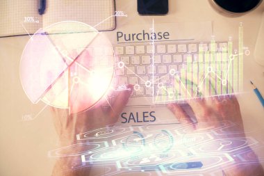 Dizüstü bilgisayarda klavye ve forx grafik hologram çizimlerini yazarken çift pozlama. Üst Manzara. Finans piyasası kavramı.
