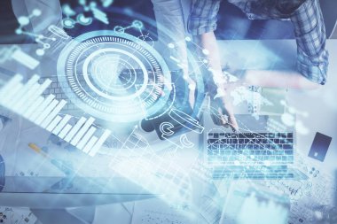 Kadın ve erkeğin birlikte çalışması ve iş temalı hologram çizimi. Bilgisayar arkaplanı. Üst Görünüm.