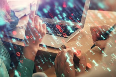 Kadın ve erkeğin birlikte çalışması ve teknoloji temasının hologramı çekmesi. Büyük veri konsepti. Bilgisayar arkaplanı.