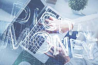 Bilgisayarda çalışan kadın elleri ve engelleme temalı hologram çizimleri. Üst Manzara. Bitcoin kripto para birimi kavramı.