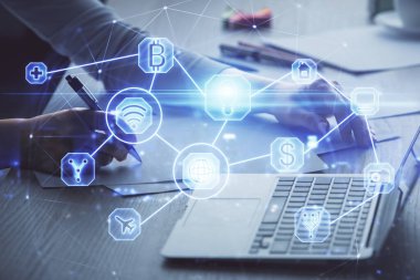 Kadın elinin bilgisayar ve sosyal ağ temalı hologram çizimlerinde çifte pozlama. Halk medyası kavramı.