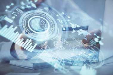 Elinde kredi kartı ve internet temalı bir çizim olan bir adamın ellerine iki kez maruz kalmış. Dijital fintech ve E-ticaret kavramı.