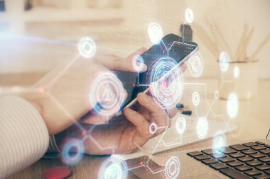 Bir adamın elini tutarken ve dijital bir cihaz ve veri temalı hologram çizimi kullanırken çift pozlama. Teknoloji konsepti.