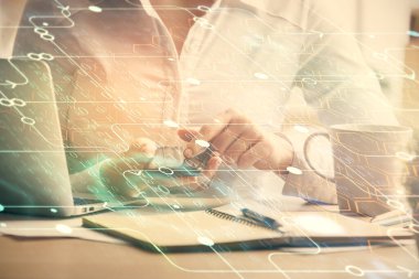 Teknolojiye çifte maruz kalma, hologram çizimi ve cep telefonu kullanan bir kadın. Ai kavramı