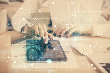 Teknolojiye çifte maruz kalma, hologram çizimi ve cep telefonu kullanan bir kadın. Ai kavramı