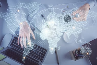 İnsan elinin bilgisayar klavyesi ve iş temalı hologram çiziminin üzerine iki kez yazı yazması. Üst Manzara. Finans piyasası kavramı.