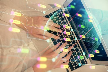 Bilgisayar ve dünya haritası çizimleri üzerinde çalışan kadın elleri çift pozlama. Üst Manzara. Uluslararası iş kavramı.