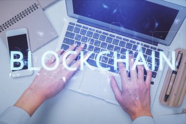 Bilgisayarda çalışan kadın elleri ve engelleme temalı hologram çizimleri. Üst Manzara. Bitcoin kripto para birimi kavramı.