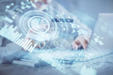 Elinde kredi kartı ve internet temalı bir çizim olan bir adamın ellerine iki kez maruz kalmış. Dijital fintech ve E-ticaret kavramı.