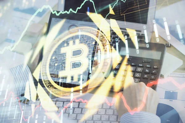 Bir adamın elini tutarken ve telefon ve kripto para birimi engelleme teması kullanırken çift pozlama.