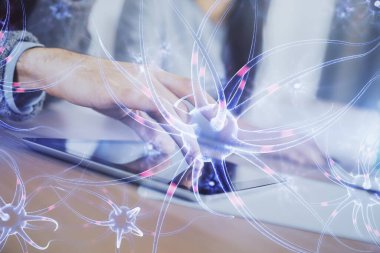 Çift taraflı nöron çizimi ve birlikte çalışan kadın ve erkek mobil bir cihaz kullanıyor. Eğitim kavramı