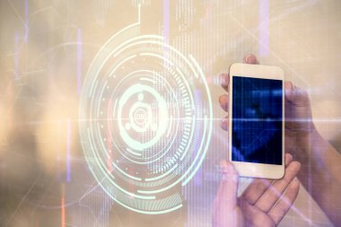 Teknolojiye çifte maruz kalma, hologram ve cep telefonu kullanan bir kadın..