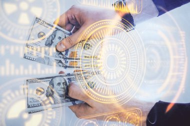 Teknolojinin hologramı, Amerikan dolarları ve insan eli çizimleri. Teknoloji konsepti.