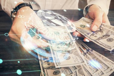 Teknolojinin iki katına çıkması hologram, dolar banknotları ve insan eli. Veri kavramı