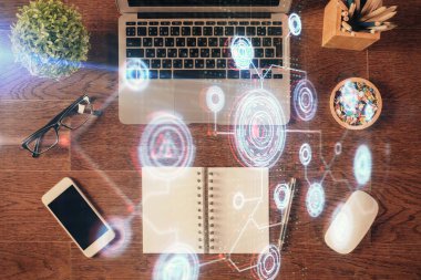 Bilgisayarla üst görünüm çalışma masası arkaplanı üzerinden hologram çizerek veri temasının çifte pozlandırılması. Teknoloji kavramı.