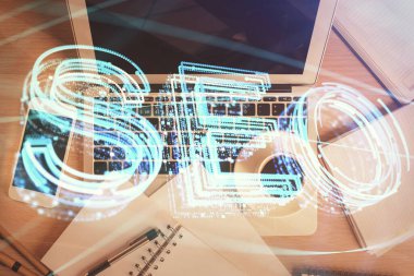 SEO 'nun çalışma masası arkaplanını bilgisayarla çizerken çift pozlama. Arama kavramı. Üst görünüm.