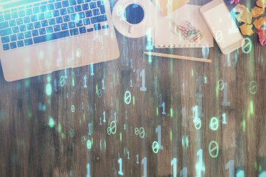 Bilgisayarla üst görünüm çalışma masası arka planında veri temasının çoklu pozlanması hologramı çiziyor. Teknoloji kavramı.