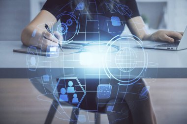 Kadın elinin bilgisayar ve sosyal ağ temalı hologram çizimlerinde çifte pozlama. Halk medyası kavramı.