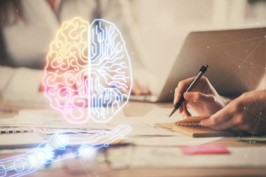 Bilgisayar ve beyin hologramı çizimleri üzerinde çalışan çok sayıda kadın eli var. Ai kavramı.