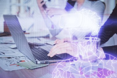 Kadın eli bilgisayarda yazarken çift pozlama ve AR gözlüklü bir adam çizim yapıyor. Eğitim kavramı.